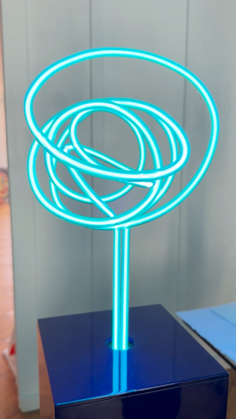 Barbara Bay, "Thinking", 2025, neon & varnished metal